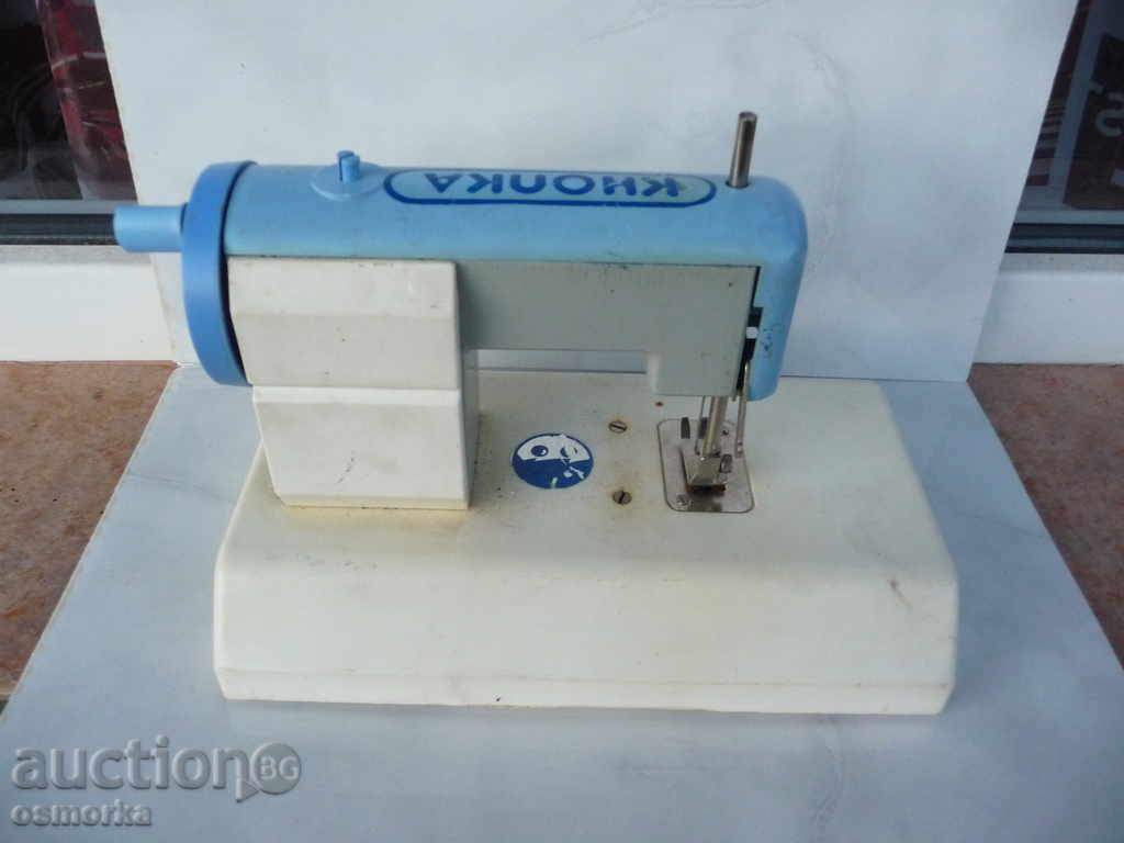 Аукцион Колекционерска шевна машина Кнопка детска Аукцион Колекционерска шевна машина Кнопка детска