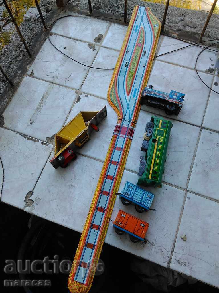 Lot of metal train with expandable base