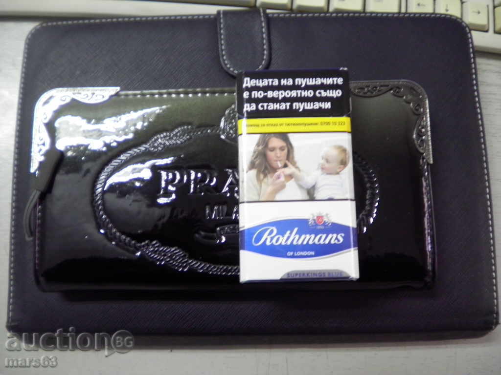 Delivery of Ladies' wallet Delivery of Ladies' wallet