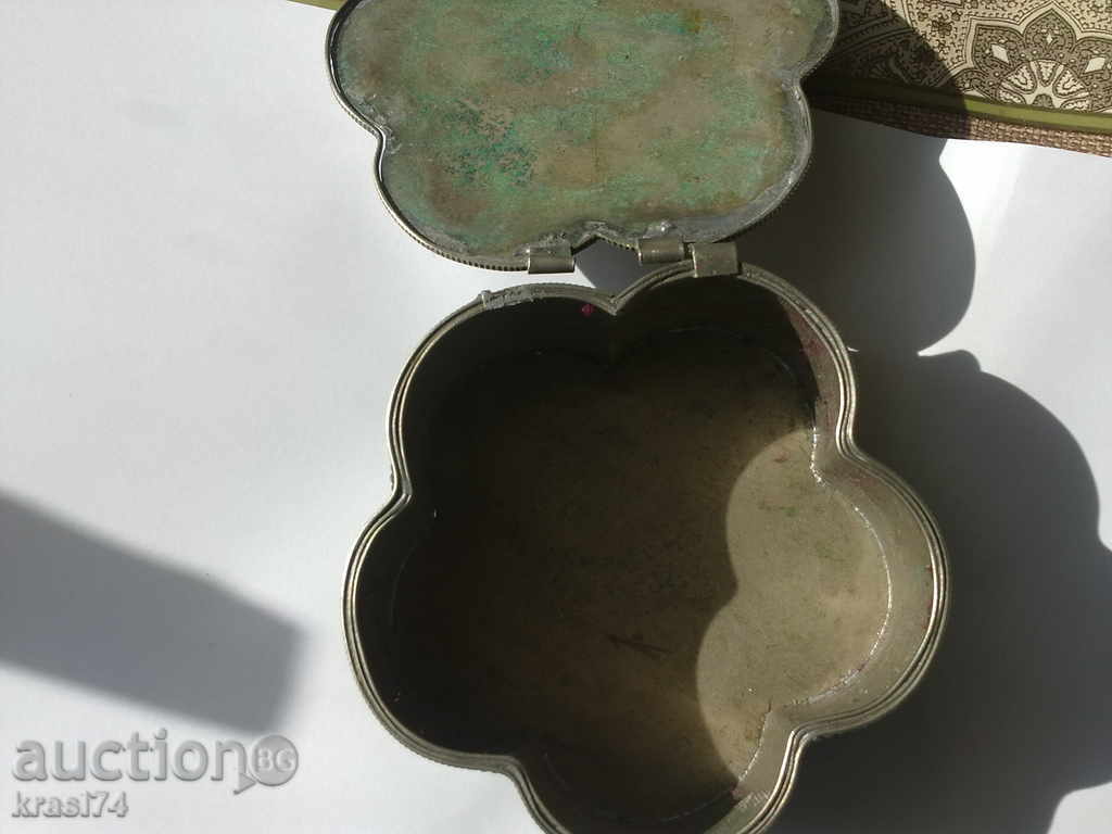 Jewelry box with mother of pearl with price 17.00 BGN | € 8.69 Jewelry box with mother of pearl with price 17.00 BGN | € 8.69