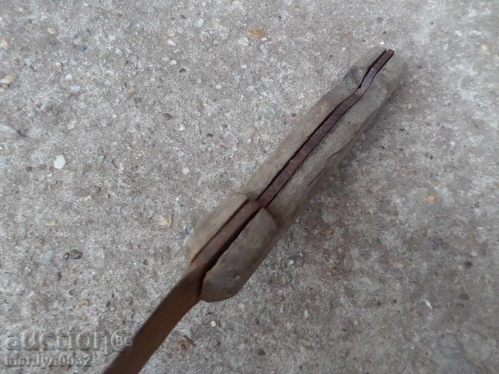 Auction Old butcher knife with engraved caracoula, sheep blade Auction Old butcher knife with engraved caracoula, sheep blade