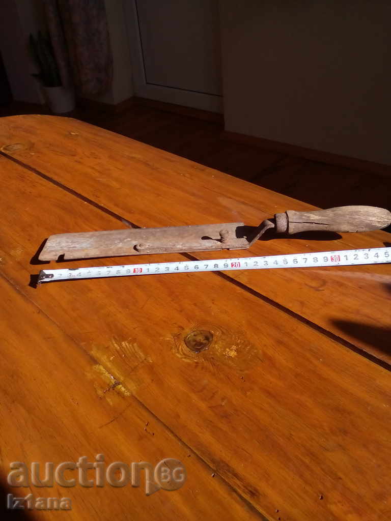 Auction  An old saw, a saw