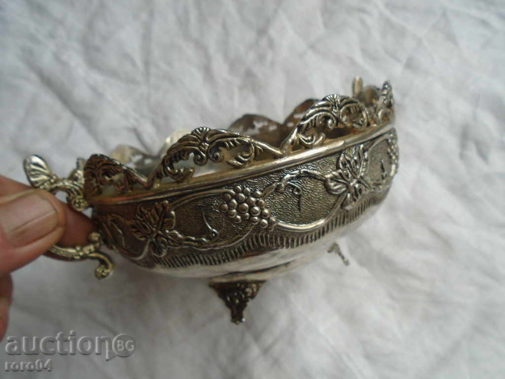 BEAUTIFUL OLD BONBONIER / FRUCKIER with price 40.50 BGN | € 20.71 BEAUTIFUL OLD BONBONIER / FRUCKIER with price 40.50 BGN | € 20.71