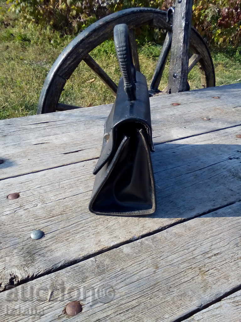 An antique leather luggage bag with price 5.00 BGN | € 2.56 An antique leather luggage bag with price 5.00 BGN | € 2.56