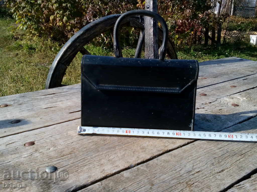 Auction An antique leather luggage bag Auction An antique leather luggage bag