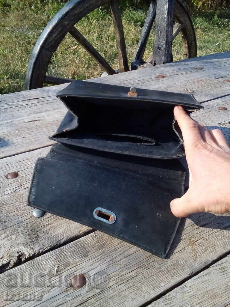 An antique leather luggage bag - 7 An antique leather luggage bag - 7