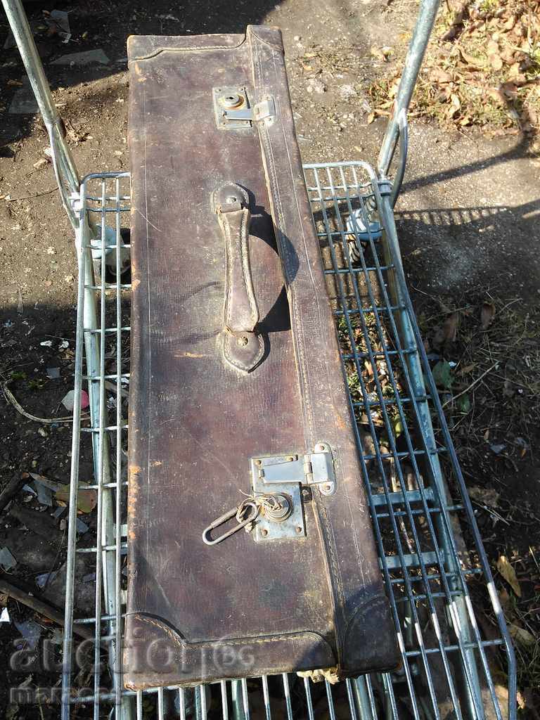 Geanta veche din piele originala, piele groasa cu preț 95.00 BGN | € 48.57 Geanta veche din piele originala, piele groasa cu preț 95.00 BGN | € 48.57