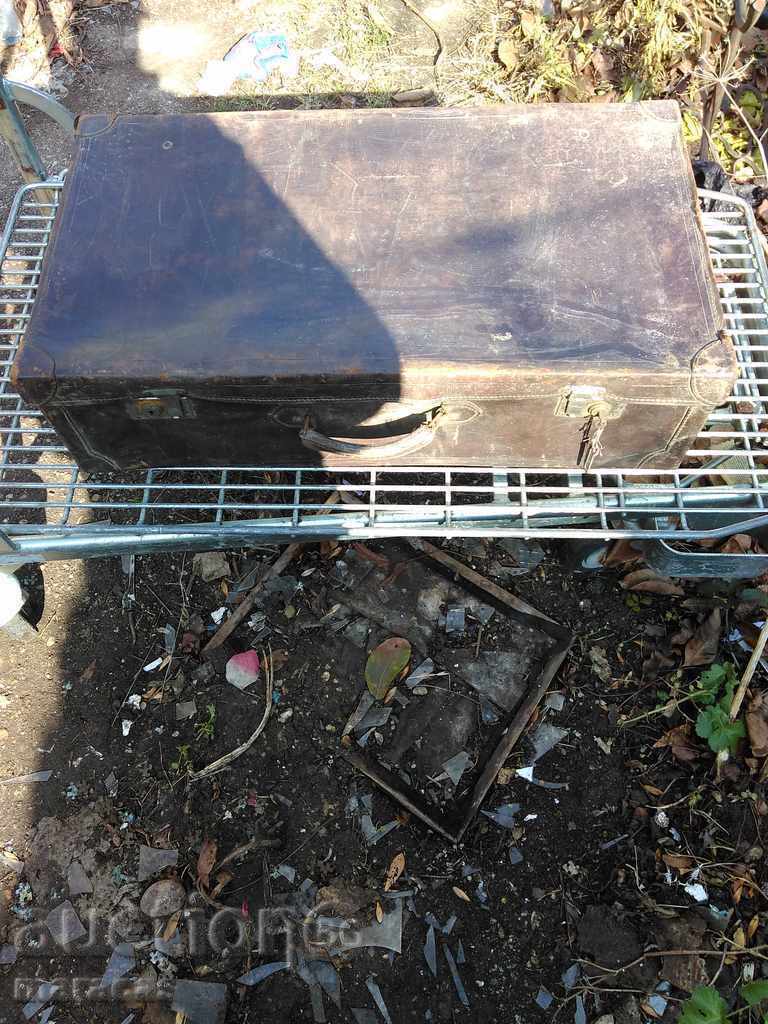 Geanta veche din piele originala, piele groasa Geanta veche din piele originala, piele groasa