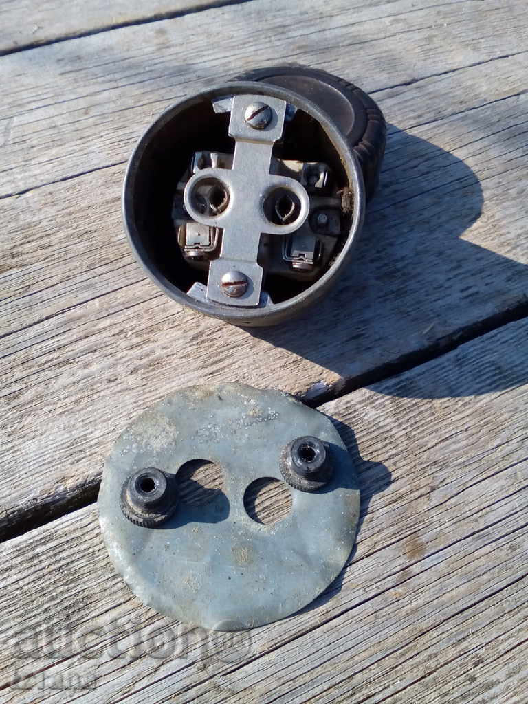 Delivery of An old contact, a rosette Delivery of An old contact, a rosette