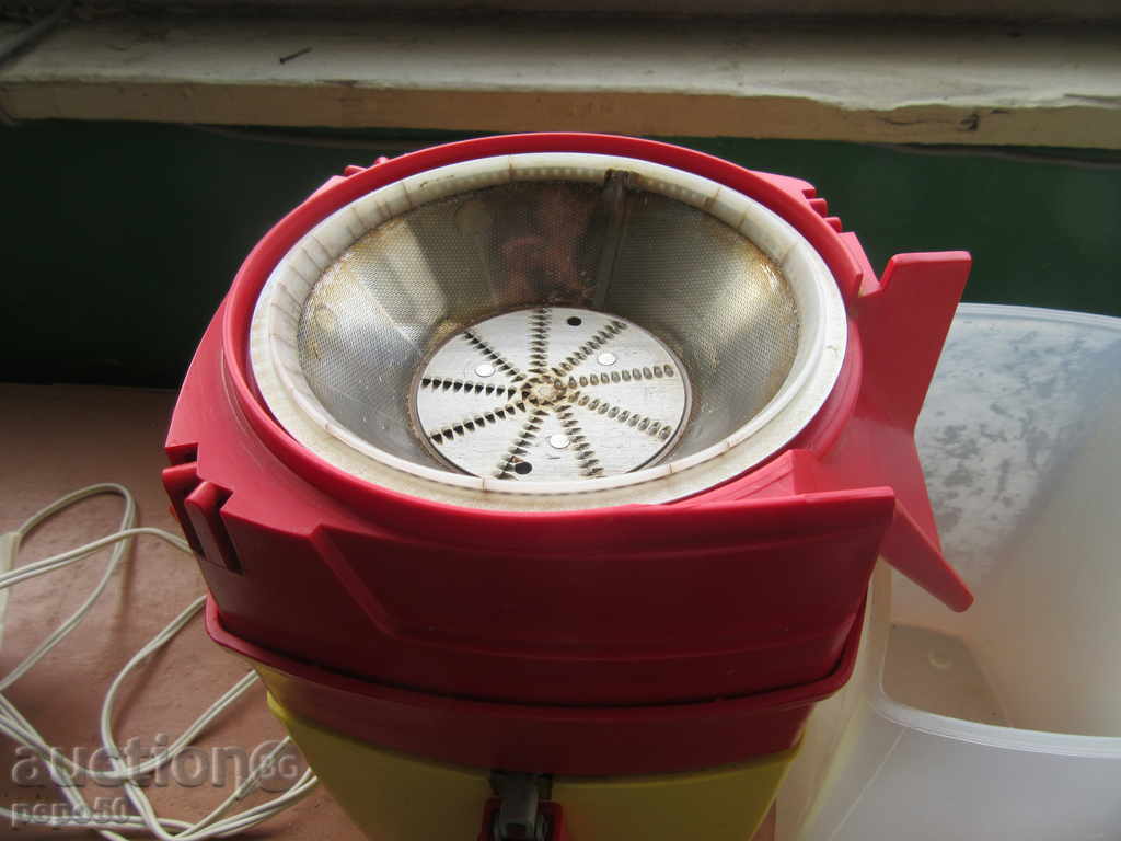 Excellent condition and working juicer - USSR - 1985 with price 40.00 BGN | € 20.45 Excellent condition and working juicer - USSR - 1985 with price 40.00 BGN | € 20.45