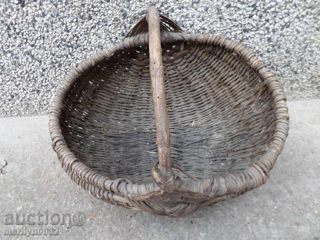 Auction Old wicker basket, wooden basket, panner Auction Old wicker basket, wooden basket, panner