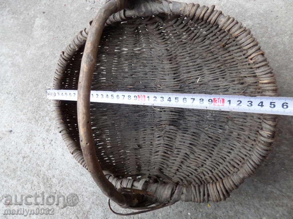 Delivery of Old wicker basket, wooden basket, panner Delivery of Old wicker basket, wooden basket, panner