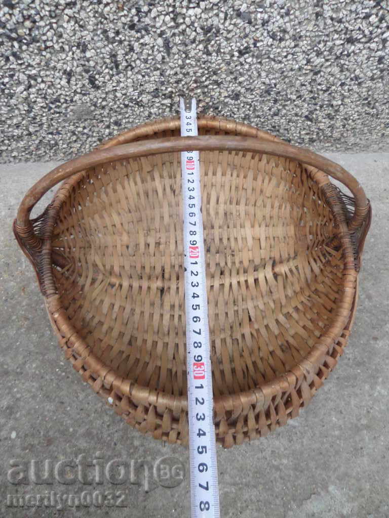 Delivery of Old wicker basket, wooden basket, panner Delivery of Old wicker basket, wooden basket, panner