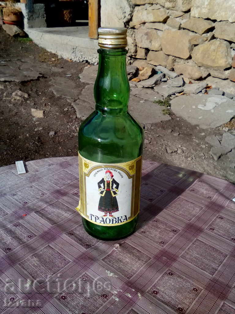 Ένα μπουκάλι κονιάκ GRAOVKA μπουκάλι