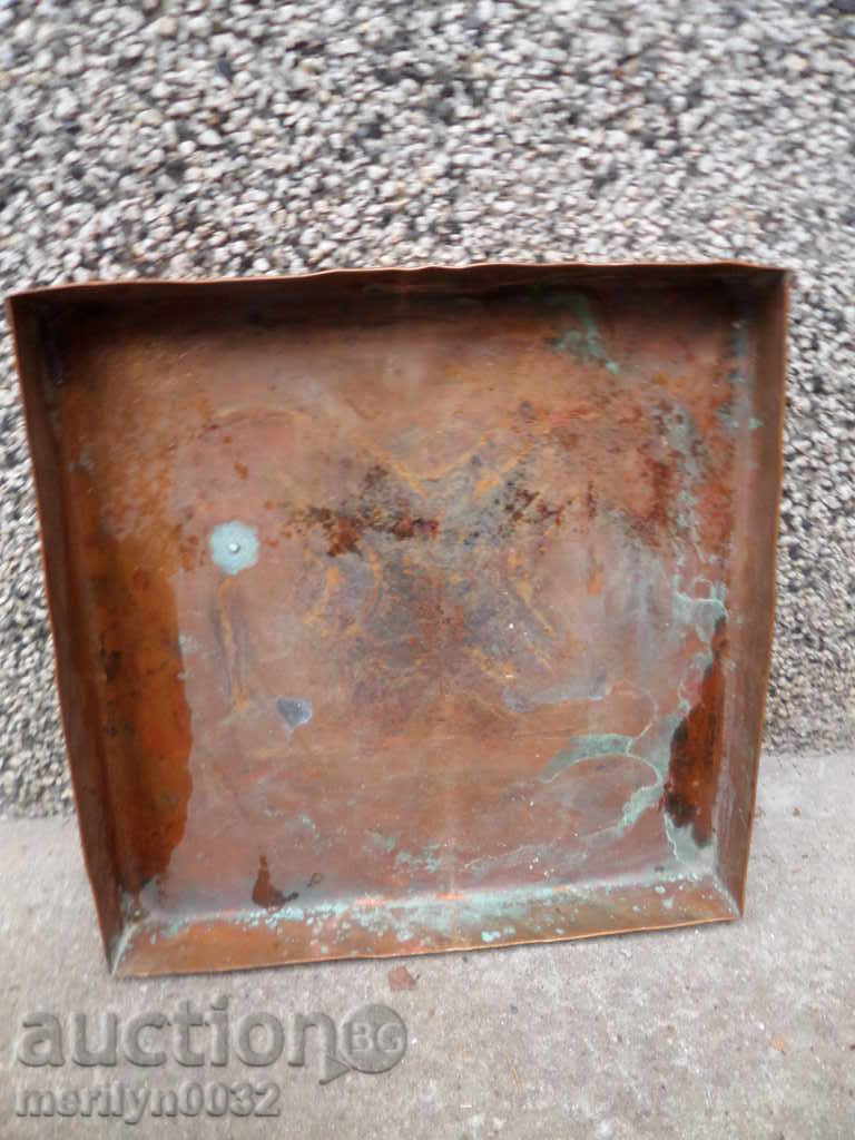 Delivery of An old tray, a baker, a tray, a blue copper pot
