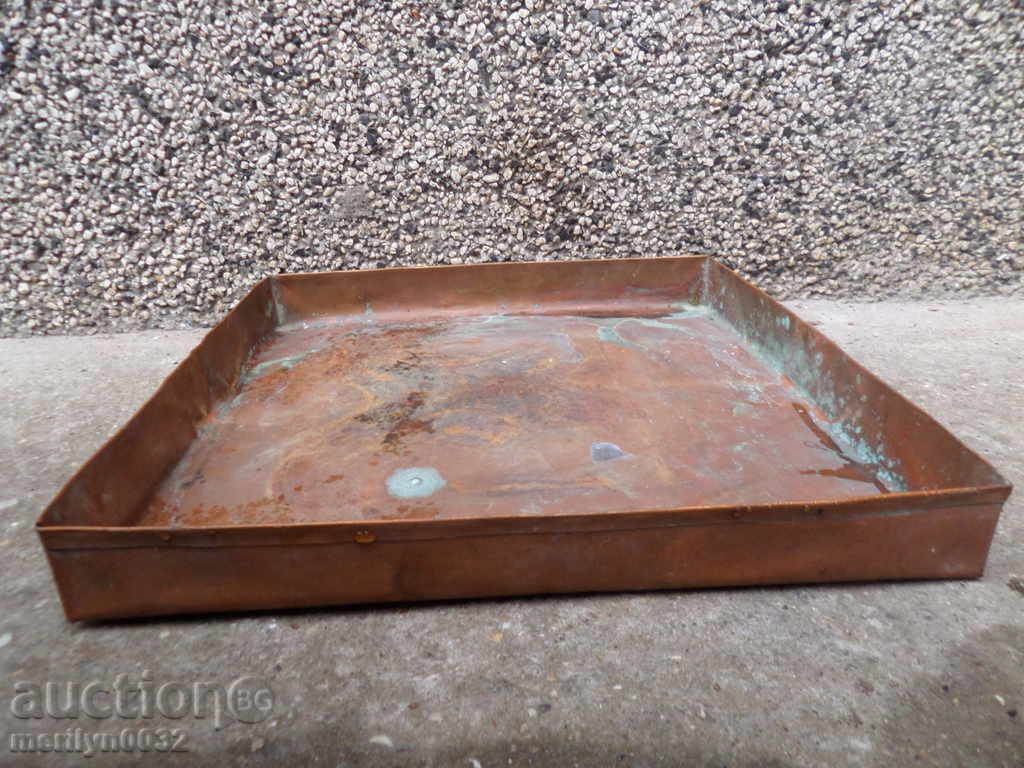 An old tray, a baker, a tray, a blue copper pot