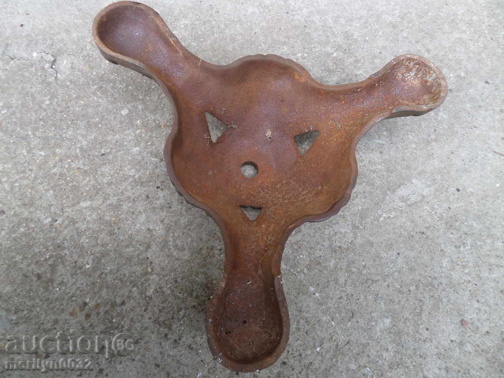 Delivery of Old tripod figure cast iron tripod base stand tripod Delivery of Old tripod figure cast iron tripod base stand tripod