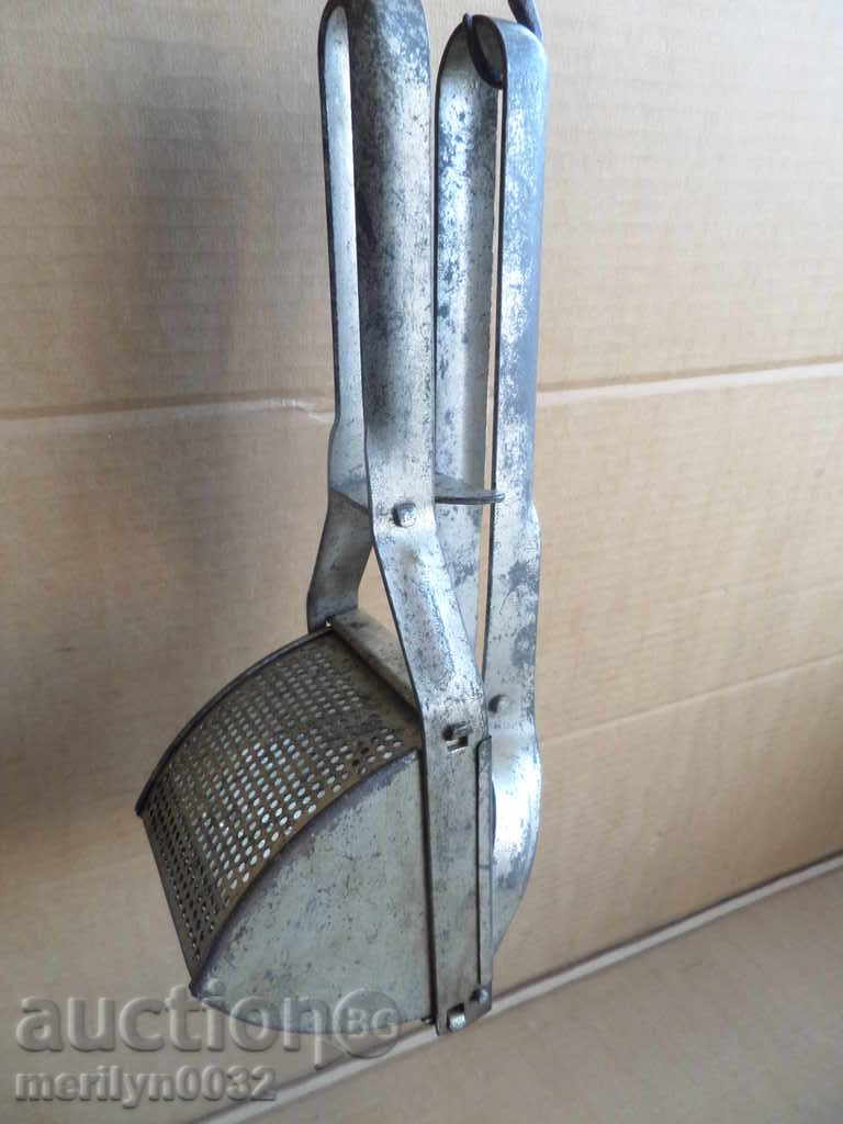 Auction An old potato press Auction An old potato press