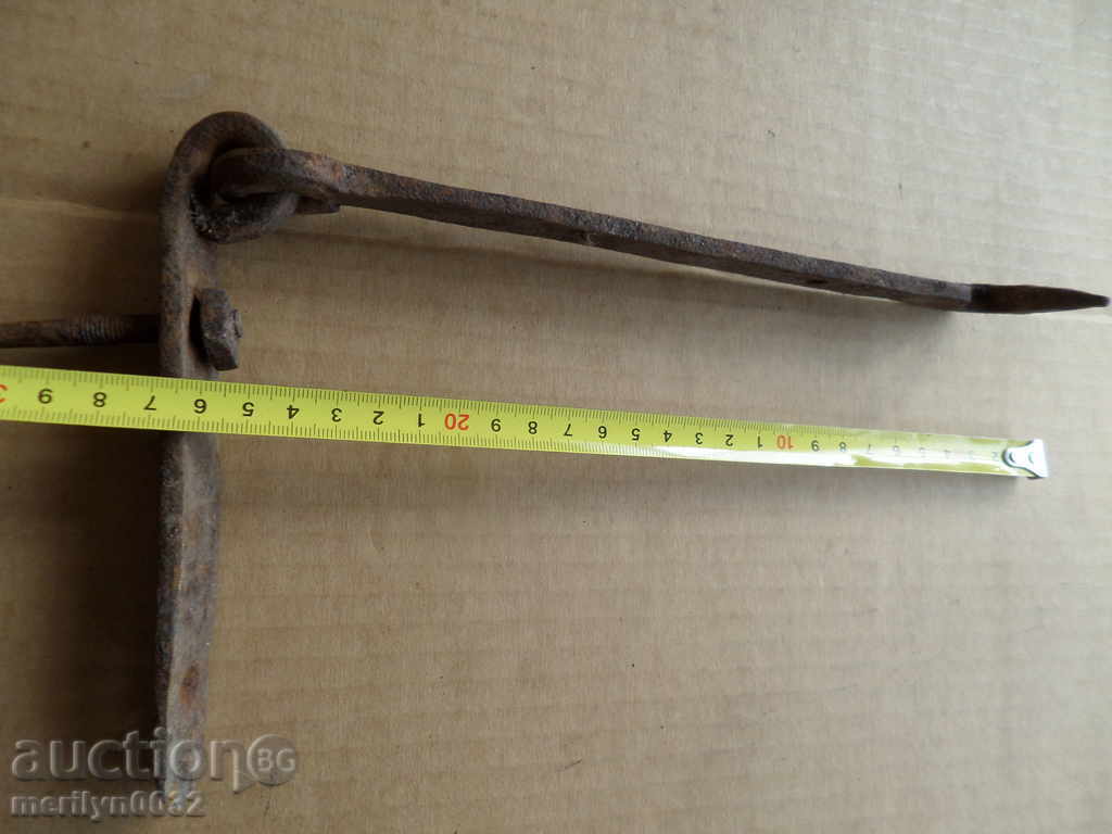 Delivery of Old locking hook lock hook wrought iron latch Delivery of Old locking hook lock hook wrought iron latch