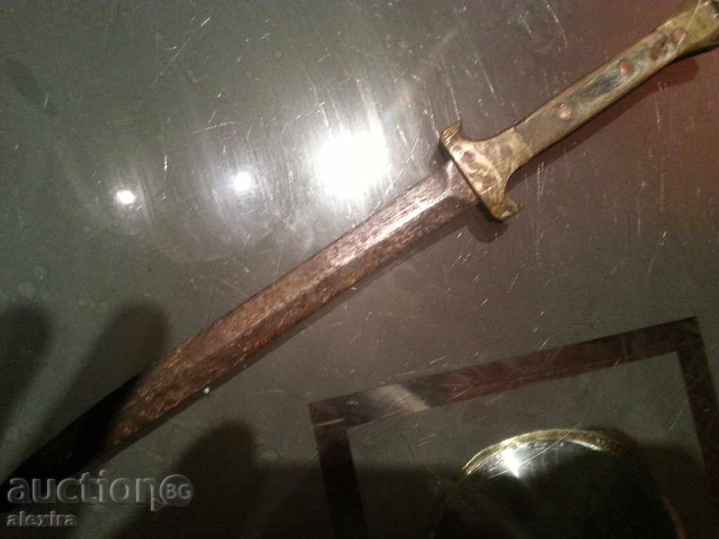 ένα παλιό μοναδικό συλλεκτικό σπαθί με σκανέλλες