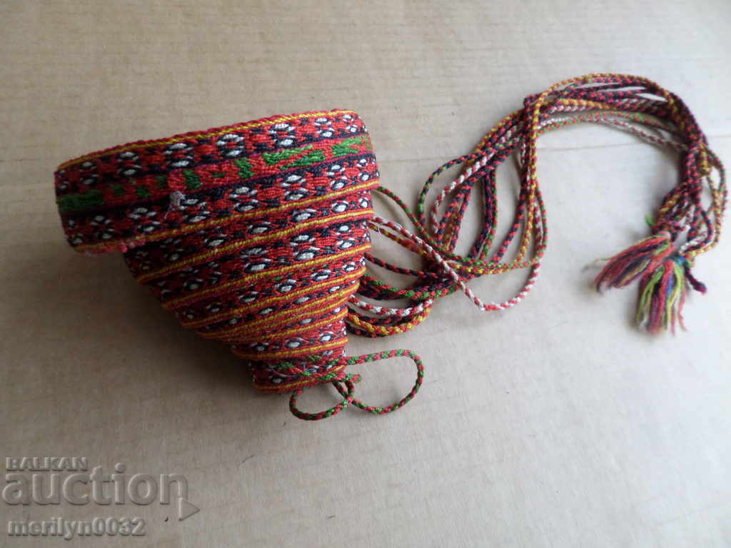 An old hand-woven belt from the beginning of the 20th century wears a length of 2.9 meters - 6