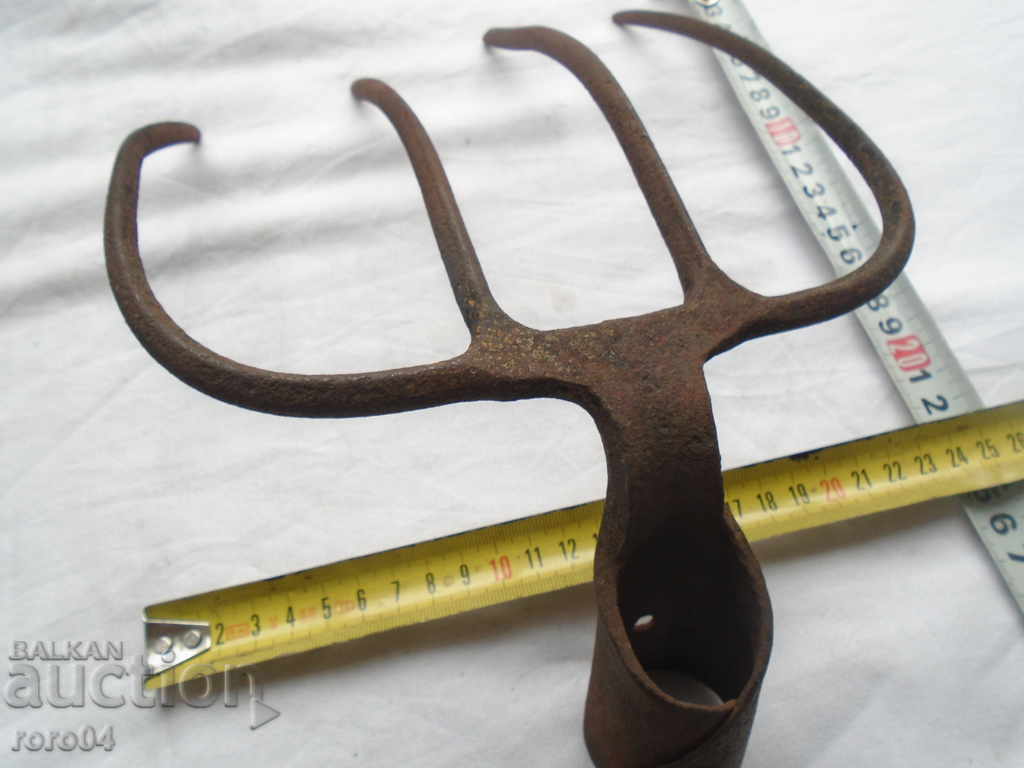 ГОЛЯМА СТАРА КОВАНА ВИЛА / ВИЛАР с цена € 9.99 | 19.54 лв.