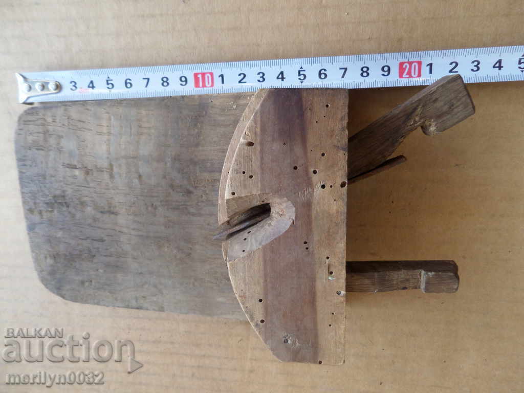 An old woodworking planer with a knife with price 56.00 BGN | € 28.63 An old woodworking planer with a knife with price 56.00 BGN | € 28.63