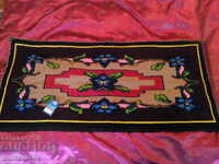 РЪЧНО бродиран вълнен кувьор,пано с разм.140х70 см.