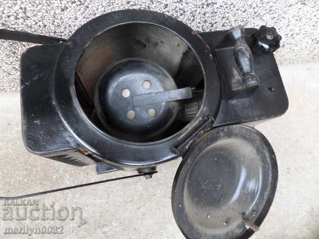 Δημοπρασία Προβολέας φωτιστικού από λάμπα θεάτρου με μεγεθυντικό φανάρι Δημοπρασία Προβολέας φωτιστικού από λάμπα θεάτρου με μεγεθυντικό φανάρι