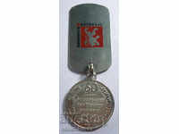 17975 България медал 60г. От победата и жетон Професия войни
