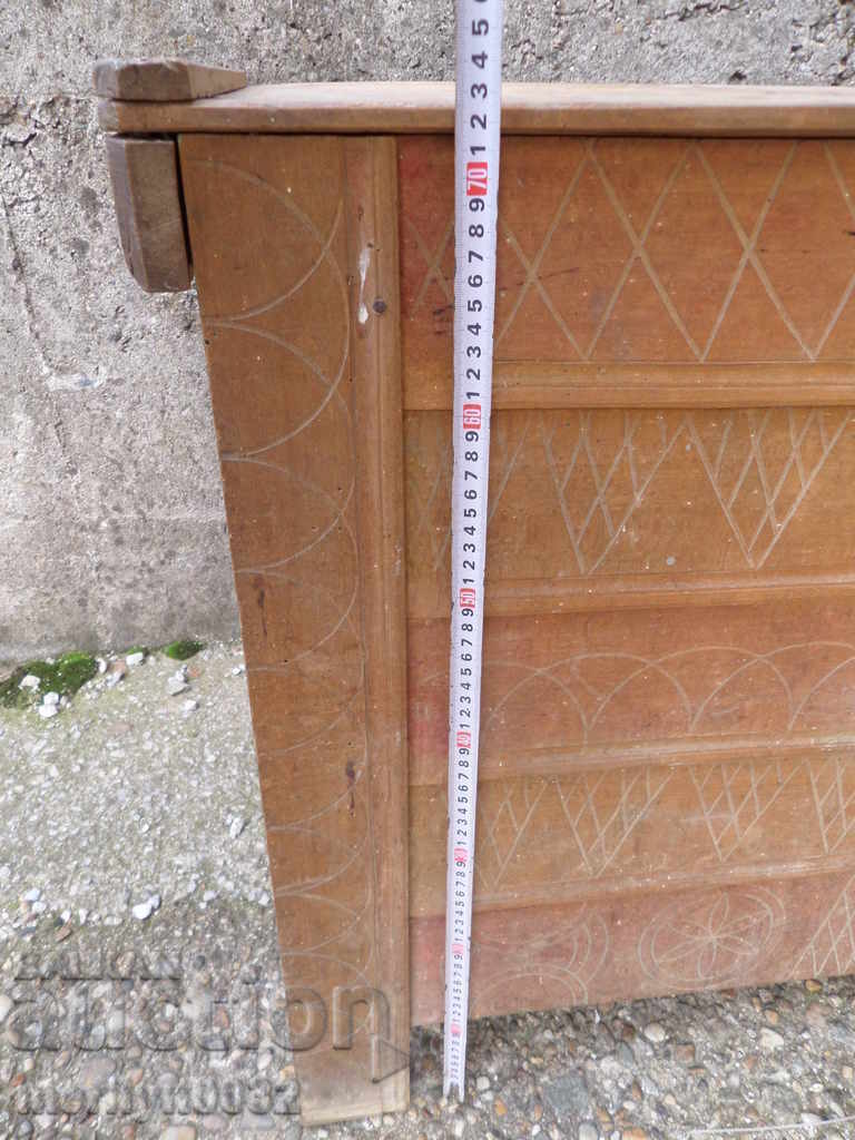 Delivery of An old chest shepherd carved box for a cheiz suitcase Delivery of An old chest shepherd carved box for a cheiz suitcase