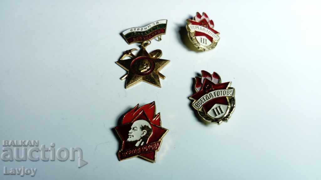 Lot insigne cu preț 8.00 BGN | € 4.09 Lot insigne cu preț 8.00 BGN | € 4.09