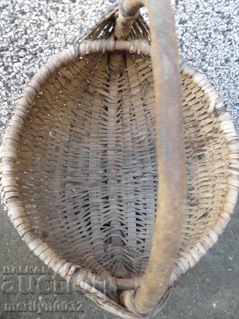 Auction Old wicker basket, wooden, basket, paneer Auction Old wicker basket, wooden, basket, paneer