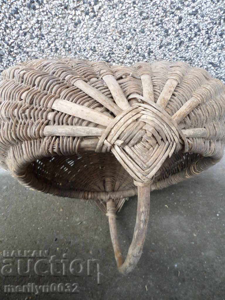 Auction Old wicker basket, wooden, basket, paneer Auction Old wicker basket, wooden, basket, paneer
