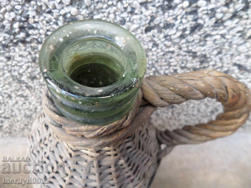 Delivery of An old wallet, a bottle, a bottle Delivery of An old wallet, a bottle, a bottle