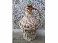 Παλιά πλεκτή νταμιτζάνα, μπουκάλι, φιάλη