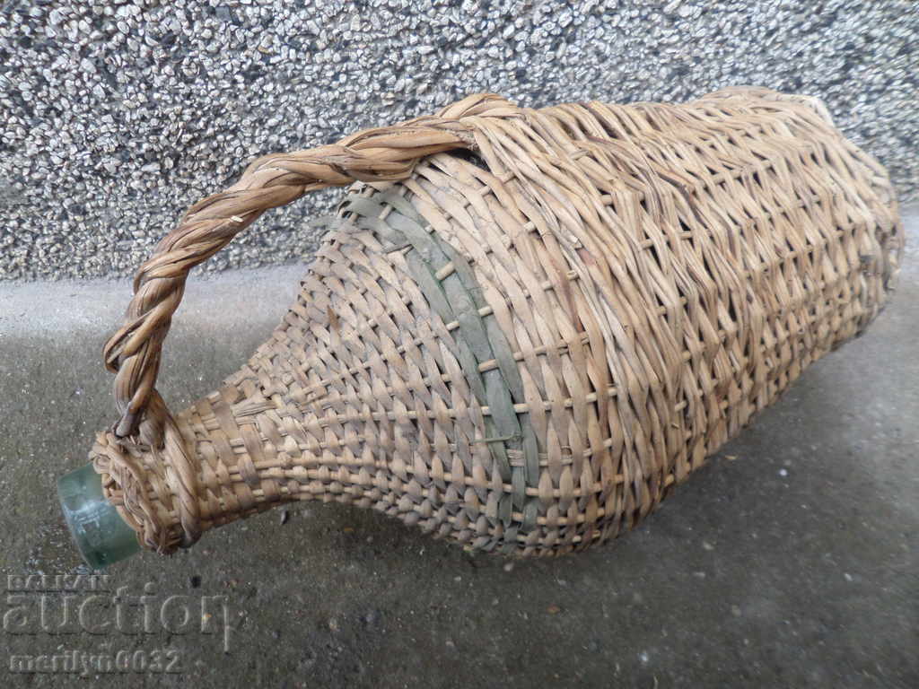 Delivery of An old wallet, a bottle, a bottle Delivery of An old wallet, a bottle, a bottle