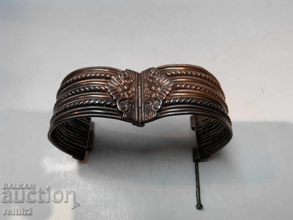 Delivery of Renaissance silver bracelet