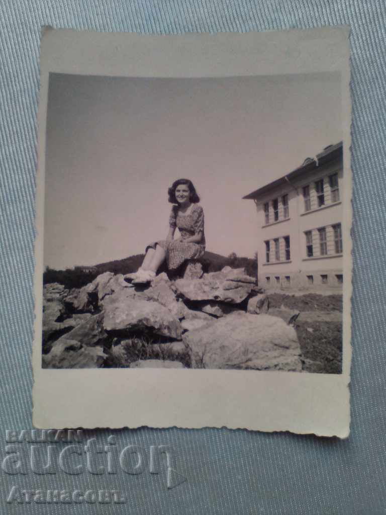Стара снимка село Годеч 1940 г. Девойка картичка