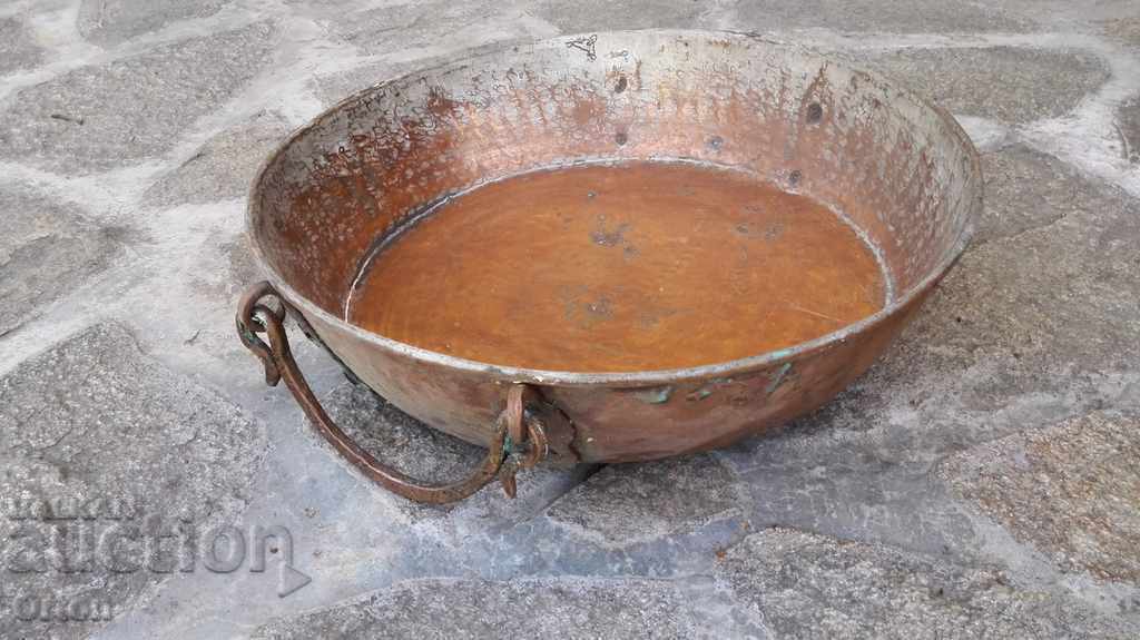 Delivery of Old forged copper baking pan Delivery of Old forged copper baking pan
