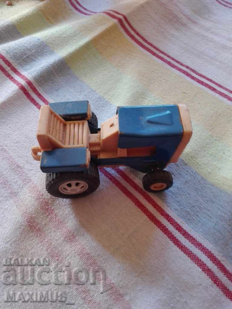Tractor veche jucărie