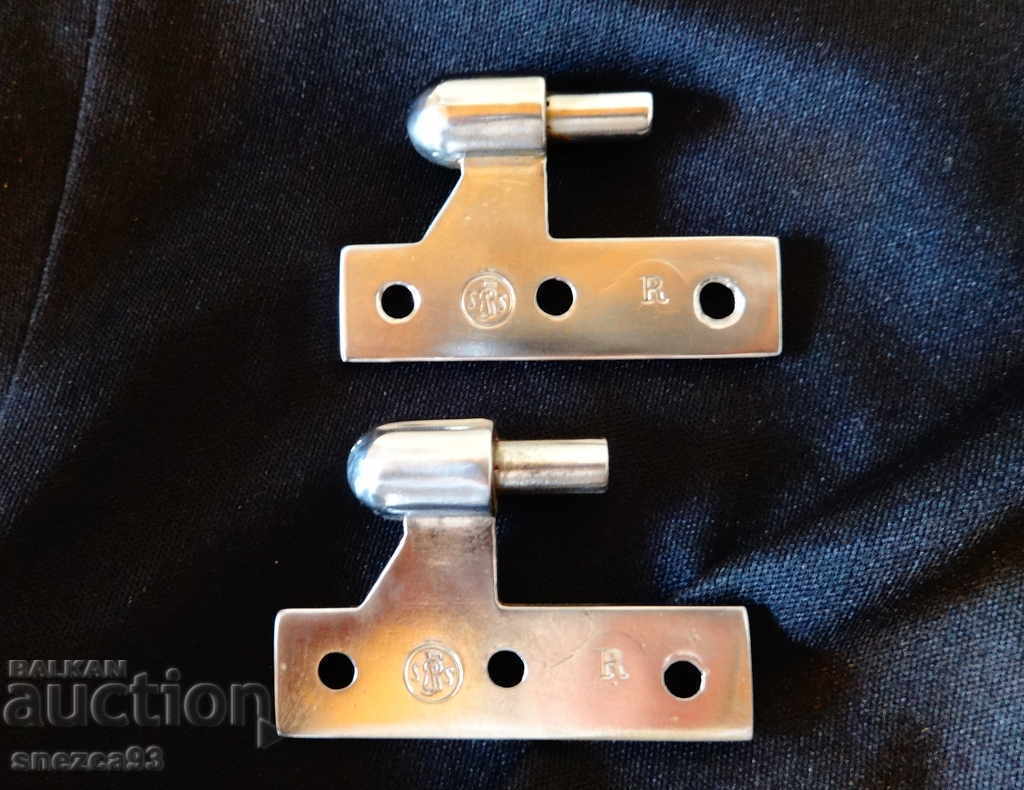 Chrome-plated metal hinges.