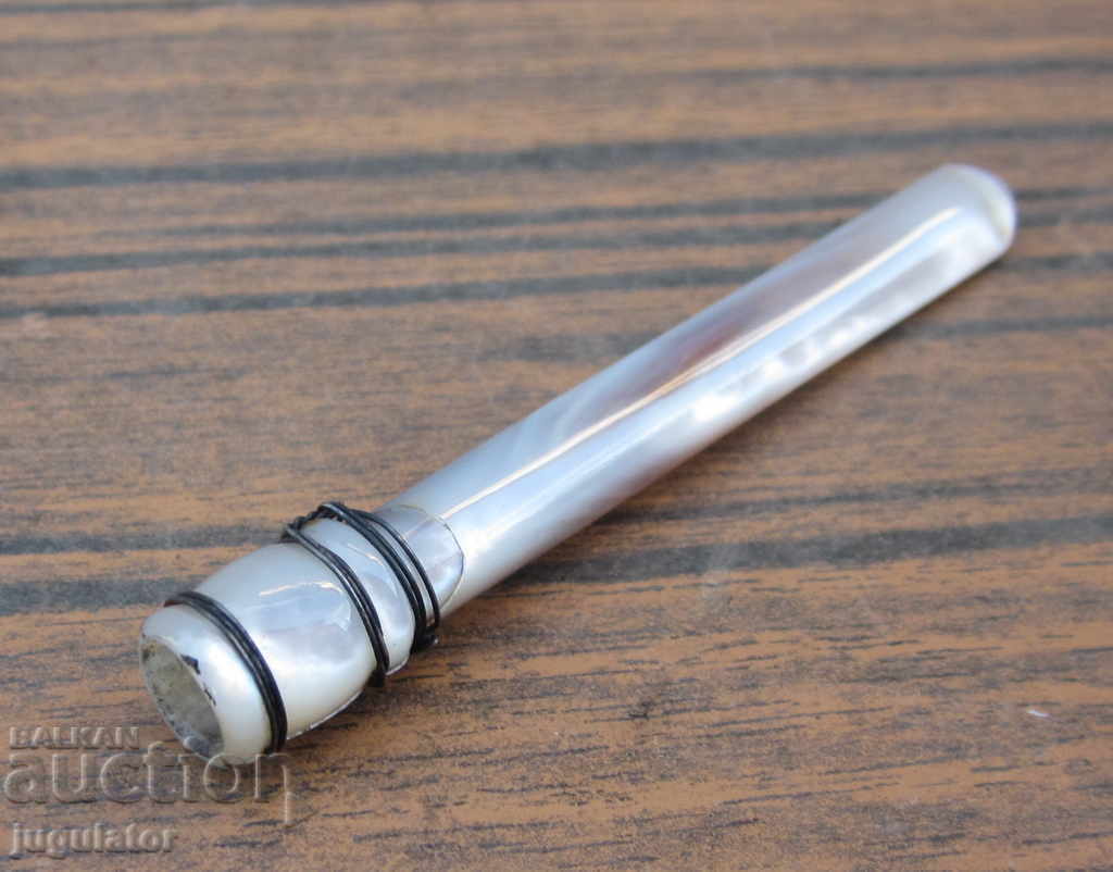 Delivery of old vintage Renaissance mother-of-pearl cigarette natural mother-of-pearl Delivery of old vintage Renaissance mother-of-pearl cigarette natural mother-of-pearl