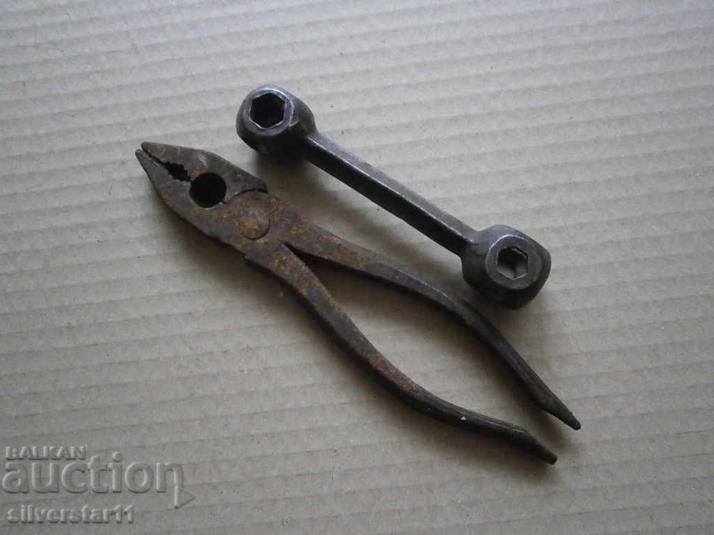 Auction old pliers and key lot Auction old pliers and key lot