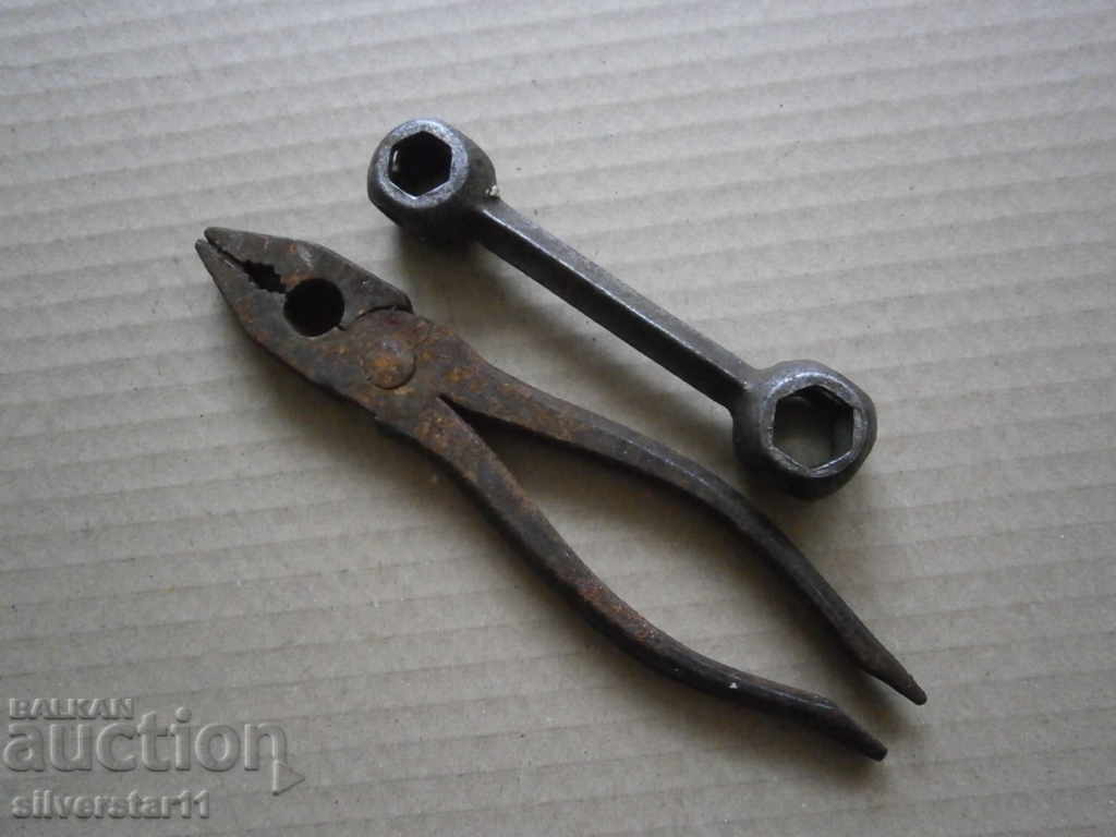 Delivery of old pliers and key lot Delivery of old pliers and key lot