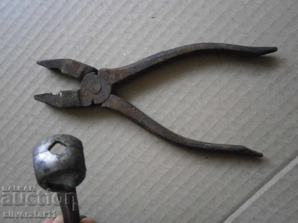 old pliers and key lot - 5 old pliers and key lot - 5