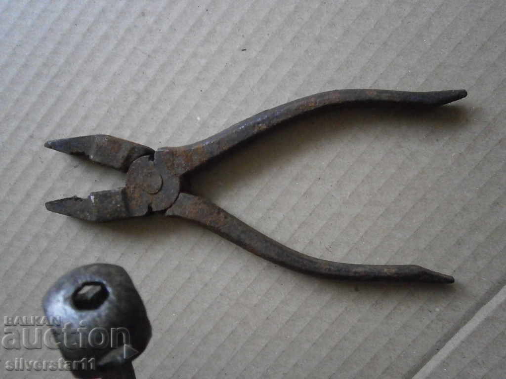 old pliers and key lot - 6 old pliers and key lot - 6