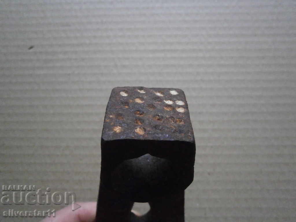 Auction primitive stratified iron Auction primitive stratified iron