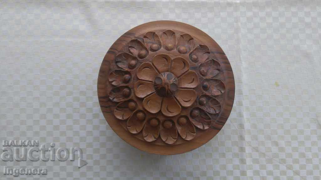 Auction  Jewelry box, candy dish, wood carving