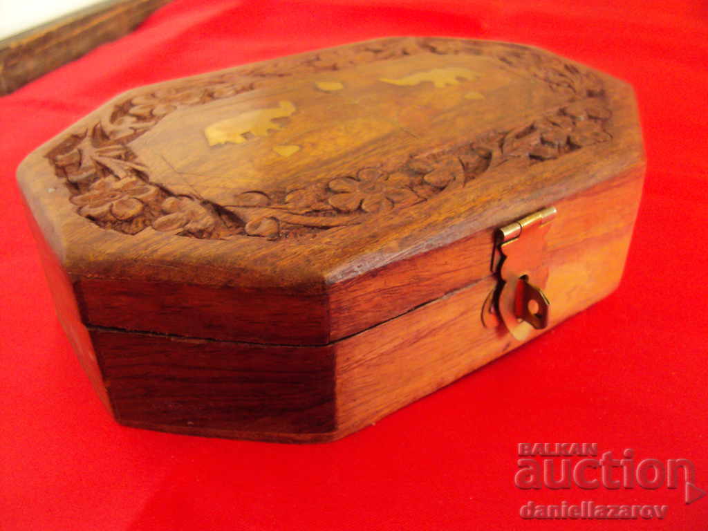 Delivery of Unique Old Indian Jewelry Box Delivery of Unique Old Indian Jewelry Box